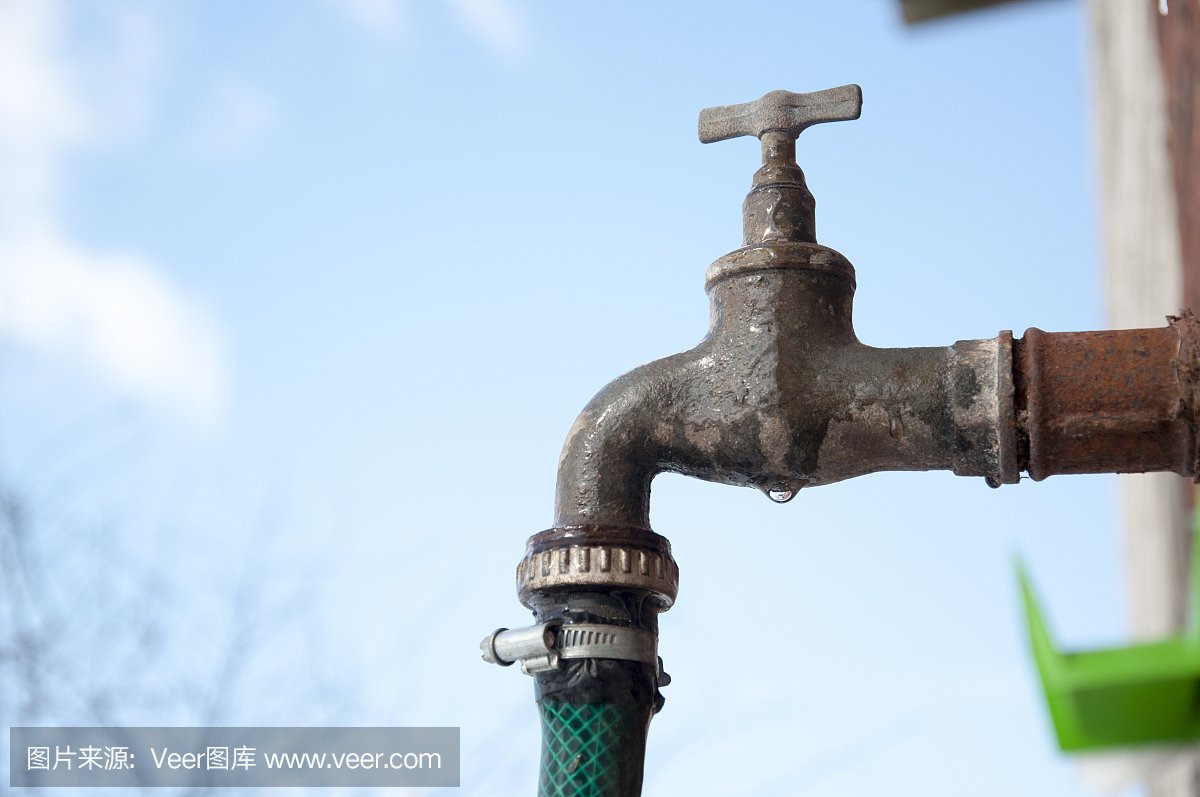 水龙头安装在建筑物上